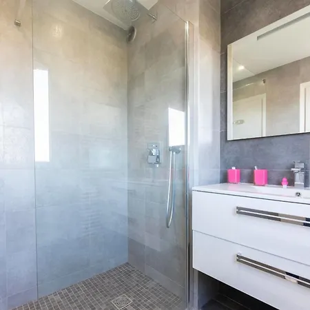 بيت للعطل Le Chambord Stylish 2-bedroom With Breathtaking View In Antibes! أنتيب